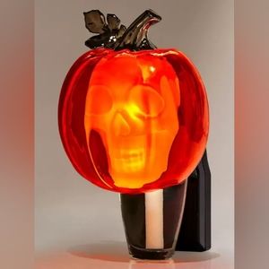 🍁Bath & Body Works Pumpkin with Skull Wallflower